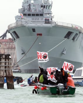 ITALY, Venice: Activists drive a boat during an operation on March 8, 2016 in Venice by the committee No Big ships (No Grandi Navi) and No Tav against Italy-French summit at Palazzo Ducale where French President Francois Hollande and taly's Prime Minister Matteo Renzi were meeting. 