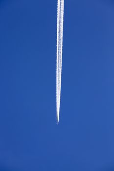  photographed the aircraft during flight in the blue sky