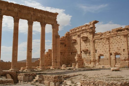 SYRIA, Palmyra : A picture shows ruins of the antique city of Palmyra located on an oasis in central Syria on April 13, 2010. Syria's antiquities chief hailed the imminent recapture of the ancient city of Palmyra from the IS group and vowed to rebuild the famed monuments the jihadists have destroyed, on March 24, 2016.