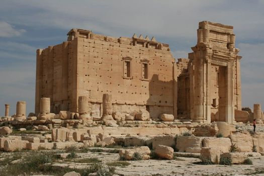 SYRIA, Palmyra : A picture shows ruins of the antique city of Palmyra located on an oasis in central Syria on April 13, 2010. Syria's antiquities chief hailed the imminent recapture of the ancient city of Palmyra from the IS group and vowed to rebuild the famed monuments the jihadists have destroyed, on March 24, 2016.