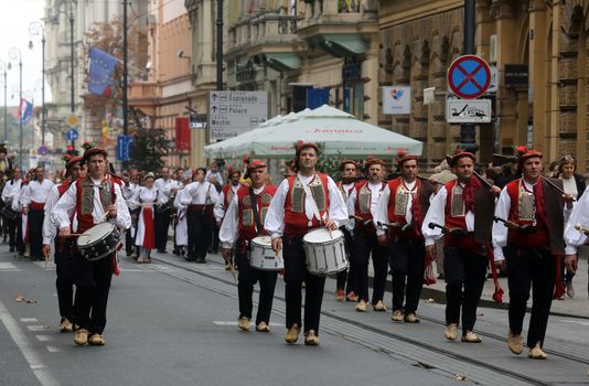 The parade of 70 participants, thirty horses and forty members of a brass band to the main square were announced next, 300th Sinjska Alka, on October 04, 2014 in Zagreb.