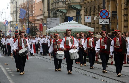 The parade of 70 participants, thirty horses and forty members of a brass band to the main square were announced next, 300th Sinjska Alka, on October 04, 2014 in Zagreb.