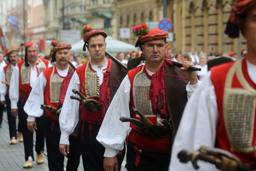 The parade of 70 participants, thirty horses and forty members of a brass band to the main square were announced next, 300th Sinjska Alka, on October 04, 2014 in Zagreb.