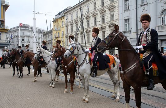 The parade of 70 participants, thirty horses and forty members of a brass band to the main square were announced next, 300th Sinjska Alka, on October 04, 2014 in Zagreb.
