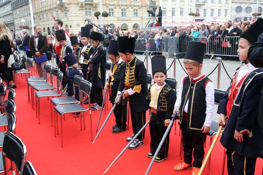 The parade of 70 participants, thirty horses and forty members of a brass band to the main square were announced next, 300th Sinjska Alka, on October 04, 2014 in Zagreb.