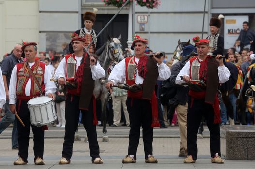 The parade of 70 participants, thirty horses and forty members of a brass band to the main square were announced next, 300th Sinjska Alka, on October 04, 2014 in Zagreb.