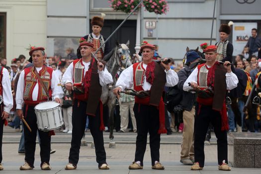 The parade of 70 participants, thirty horses and forty members of a brass band to the main square were announced next, 300th Sinjska Alka, on October 04, 2014 in Zagreb.