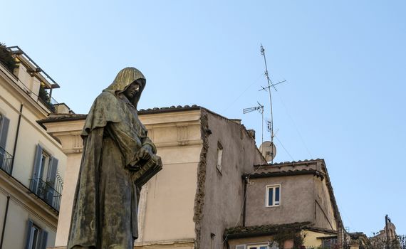 The statue of Giordano Bruno looking at the city