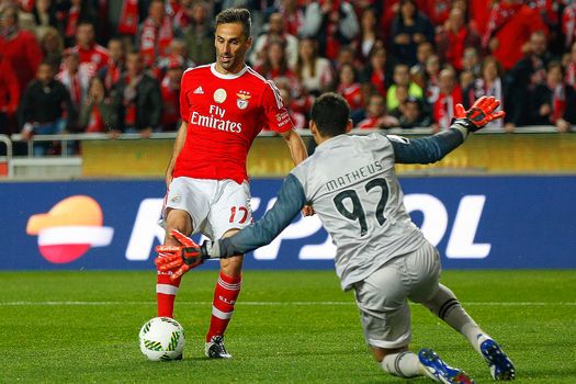 PORTUGAL, Lisbon: Benfica's forward Jonas Gonçalves Oliveira, known as Jonas, defies Braga's goalkeeper Matheus during the Portuguese Liga football match between Benfica and SC Braga (5-1) at Luz Stadium, in Lisbon, on April 1, 2016.