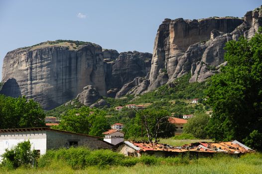 Edge of Kalambaka city with rocky mountains of Meteora at background