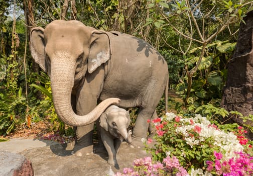 Elephant and baby elephant sculpture in the park