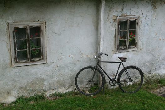 An old bike leaning on a wall