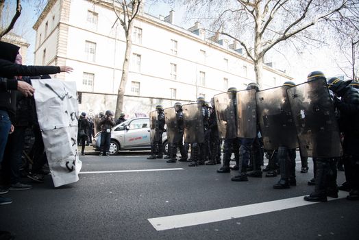 FRANCE, Paris: Clashes erupt between riot policemen and protesters in Paris on April 5, 2016 as pupils, students and unionists demonstrate against government's planned labour reforms.