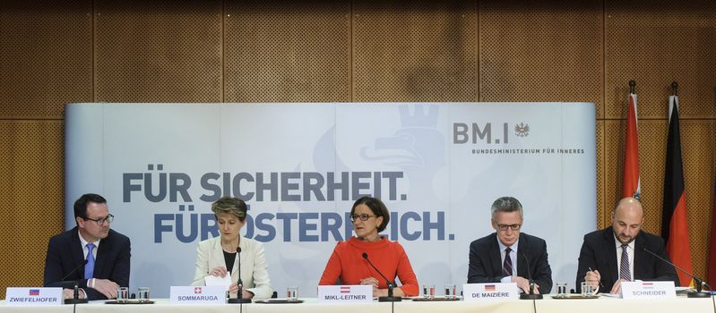 AUSTRIA, Vienna: Press Conference after the meeting. from left: Thomas Zwiefelhofer (Liechtenstein), Simonetta Sommaruga (Switzerland), Johanna Mikl-Leitner (Austria), Thomas de Maiziere (Germany), Etienne Schneider (Luxembourg) on April 5, 2016 in Vienna.The talks focused on migration in and towards Europe as well as the fight against terrorism. A press conference was held after the meeting.