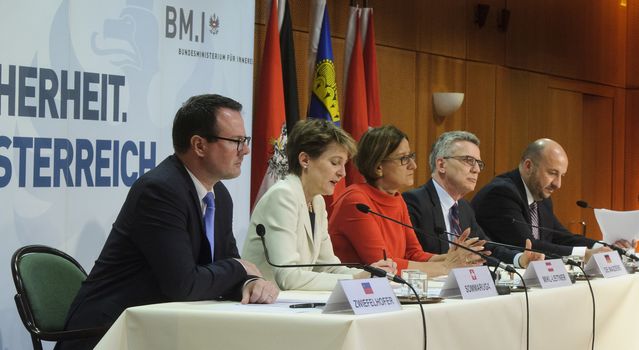 AUSTRIA, Vienna: Press Conference after the meeting. from left: Thomas Zwiefelhofer (Liechtenstein), Simonetta Sommaruga (Switzerland), Johanna Mikl-Leitner (Austria), Thomas de Maiziere (Germany), Etienne Schneider (Luxembourg) on April 5, 2016 in Vienna. The talks focused on migration in and towards Europe as well as the fight against terrorism. A press conference was held after the meeting.