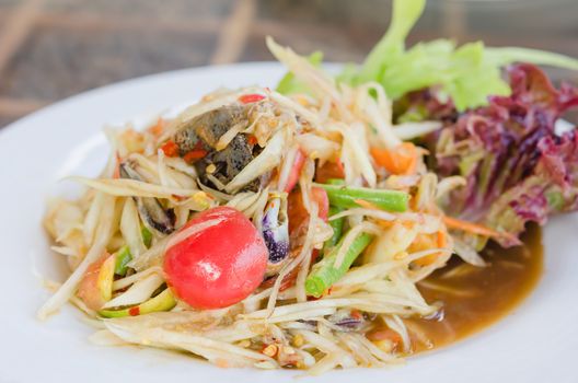 Thai spicy papaya salad serve with vegetables