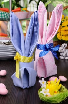 How to decorate the Easter table decoratively folded napkins in the form of a hare