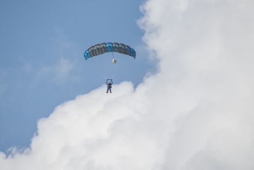 Paratroopers into a double jump to one parachute
