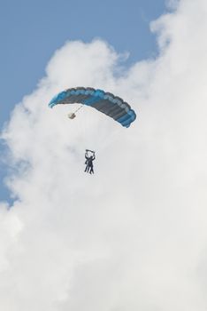 Paratroopers into a double jump to one parachute
