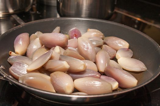 shallot onion fried on pan