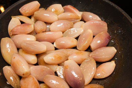 shallot onion fried in oil on pan