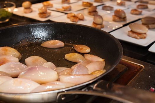 shallot onion fried in oil on pan