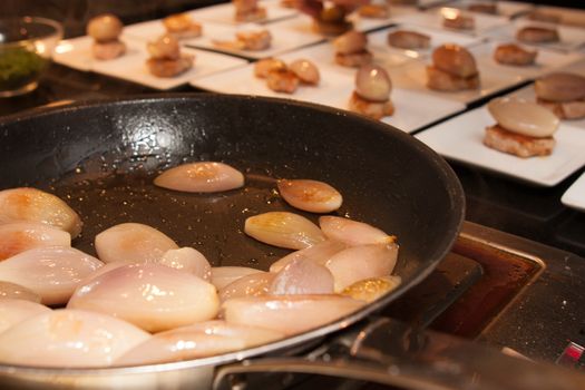 shallot onion fried in oil on pan