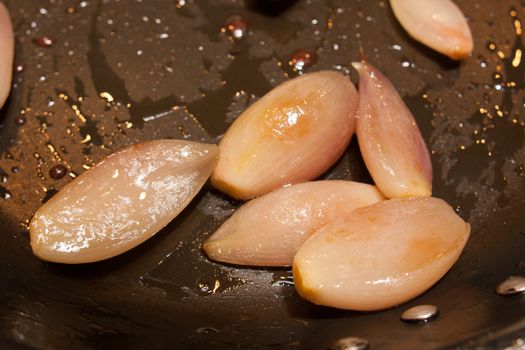 shallot onion fried in oil on pan