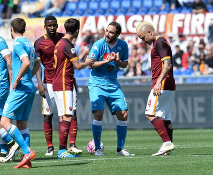 ITALY, Rome: Gonzalo Higuain complaining to the referee Daniele Orsato during the Italian Serie A football match A.S. Roma vs S.S.C. Napoli at the Olympic Stadium in Rome, on April 25, 2016