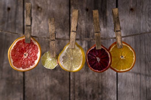 Presentation of a series of slices of dried citrus fruits to highlight the various colors