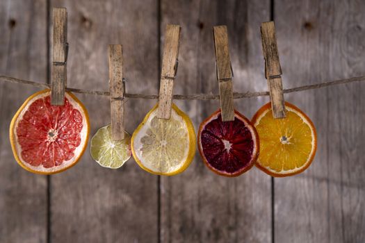 Presentation of a series of slices of dried citrus fruits to highlight the various colors
