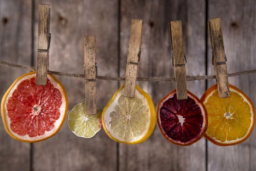 Presentation of a series of slices of dried citrus fruits to highlight the various colors