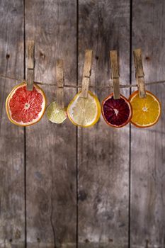 Presentation of a series of slices of dried citrus fruits to highlight the various colors