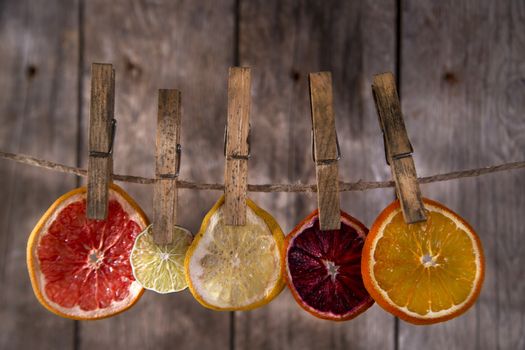 Presentation of a series of slices of dried citrus fruits to highlight the various colors