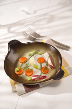 Presentation of mixed salad with peas, carrots and fennel