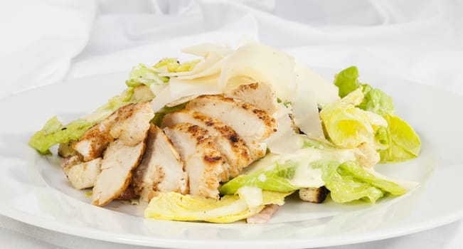 Salad Caesar with pieces of chicken and parmesan