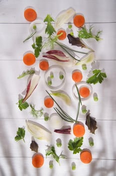 Presentation of mixed salad with peas, carrots and fennel