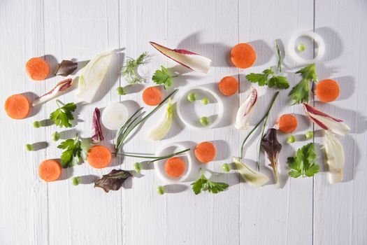 Presentation of mixed salad with peas, carrots and fennel