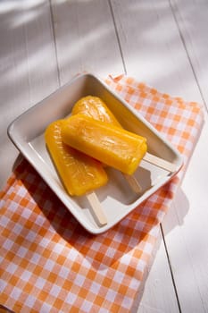 Cool off in summer with a break at the base of the fruit popsicles