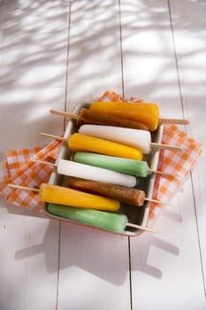 Cool off in summer with a break at the base of the fruit popsicles