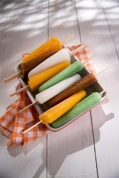 Cool off in summer with a break at the base of the fruit popsicles