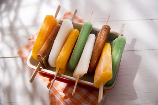 Cool off in summer with a break at the base of the fruit popsicles