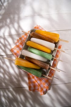 Cool off in summer with a break at the base of the fruit popsicles