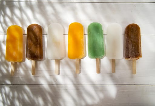 Cool off in summer with a break at the base of the fruit popsicles