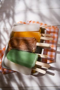 Cool off in summer with a break at the base of the fruit popsicles