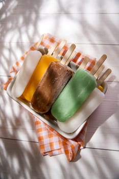 Cool off in summer with a break at the base of the fruit popsicles