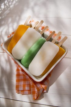 Cool off in summer with a break at the base of the fruit popsicles