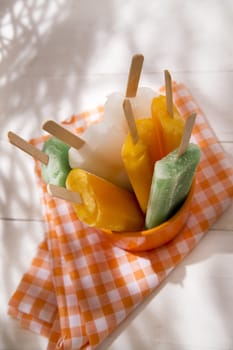 Cool off in summer with a break at the base of the fruit popsicles