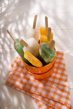 Cool off in summer with a break at the base of the fruit popsicles