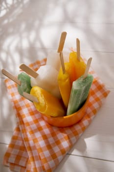 Cool off in summer with a break at the base of the fruit popsicles